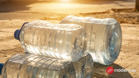 Günəş altında saxlanılan plastik su qablarında gizli təhlükə