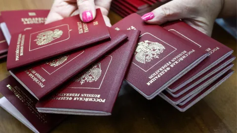 Rusiya qondarma dövlətdə&nbsp;ilk pasportları payladı