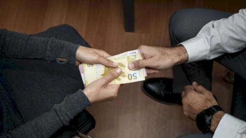 &ldquo;Arvadını işə düzəldəcəyəm&rdquo; deyib 24 min manat aldı