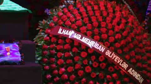 Prezident və birinci xanım Şarovskinin vida mərasiminə əkil göndəriblər