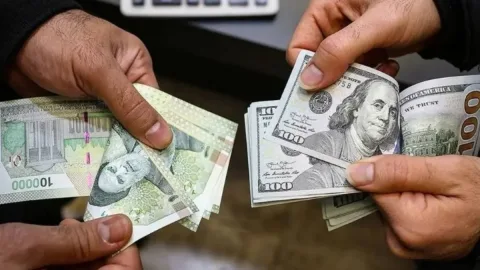 نرخ دلار در ایران رکورد تاریخی جدیدی را شکست 