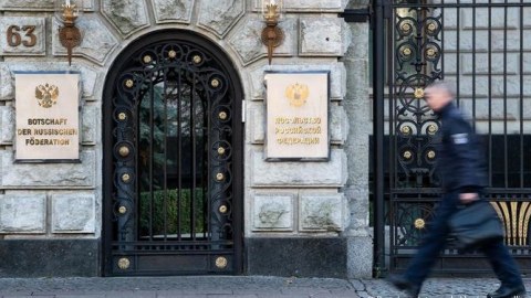 Almaniya rusiyalı diplomatları ölkədən çıxarır
