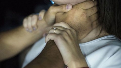 Arvadını boğdu, öldüyünü düşünüb&nbsp;- Polisə təslim oldu