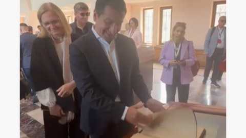 Hikmət Hacıyev diplomatlara erməni saxtakarlığını göstərdi&nbsp;- GÖRÜNTÜ