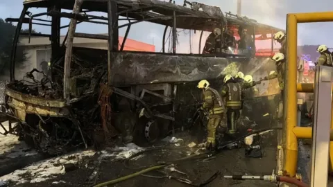 İstanbulda avtobus yanıb, ölənlər var