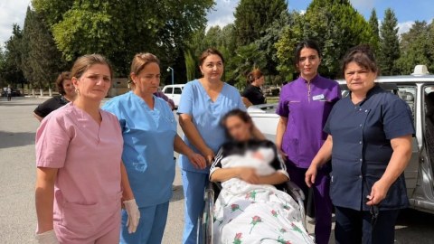 Bərdədə xəstəxananın həyətində&nbsp;doğuş oldu - GÖRÜNTÜ