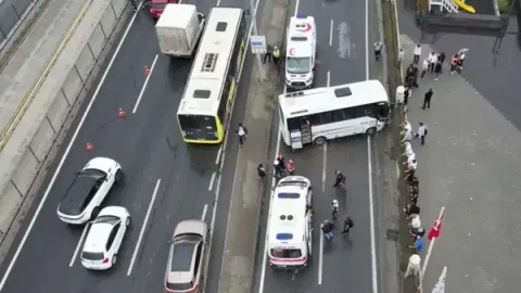 Türk Hava Yolları əməkdaşlarını daşıyan avtobus qəzaya düşüb