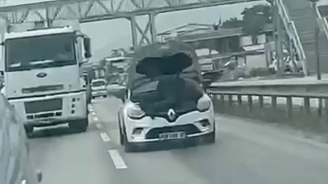 Hərəkətdə olan avtomobili kapotundan yapışaraq təmir etməyə çalışdı - VİDEO