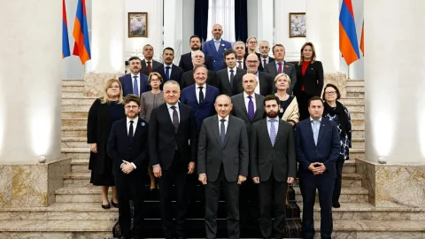 Baş nazirin və nazirlərin maaşı artırılır