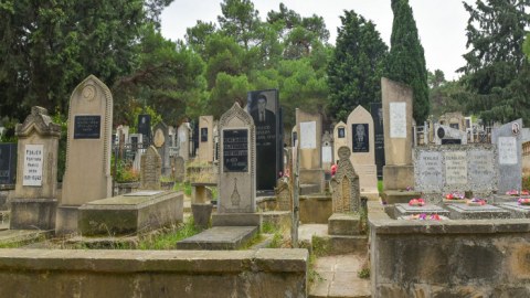 Bu məzar yerləri ətraf torpaqlardan daha bahadır