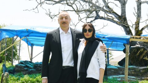 Prezident və xanımı Pir Ömər Sultan ziyarətgahında