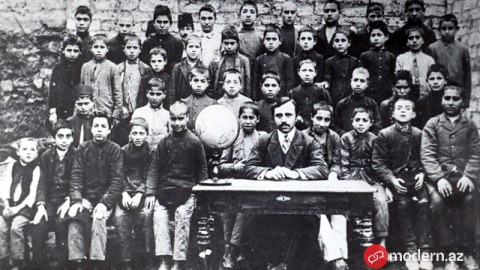 Bir şəklin tarixçəsi: Üzeyir bəyin şagirdləri ilə nadir FOTOSU