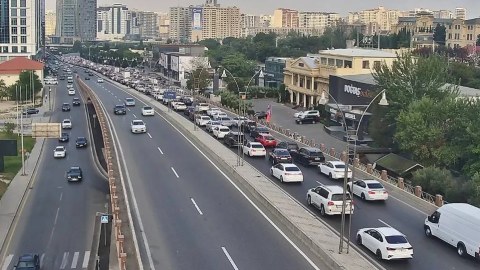 Bakının bəzi yollarında sıxlıq müşahidə olunur - SİYAHI 