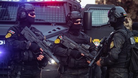 Azərbaycanda polis əməkdaşlarına atəş açıldı - Silahlı şəxs zərərsizləşdirildi