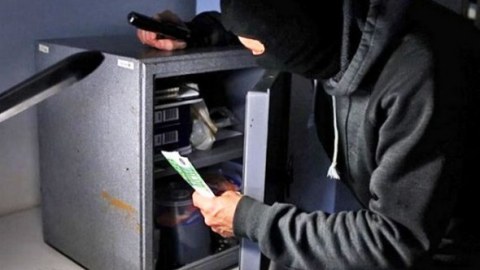 Lənkəranda evdən 75 minlik seyf oğurlandı