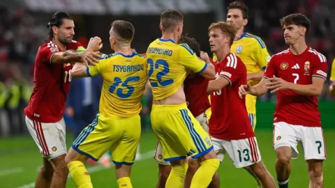 Ukrayna-Macarıstan oyununda əlbəyaxa dava - Futbolçular dalaşdılar - VİDEO