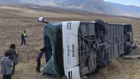 Türkiyədə avtobusla avtomobil toqquşub, 7 nəfər ölüb