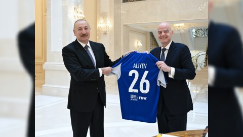FİFA prezidenti İlham Əliyevə forma və top hədiyyə etdi - GÖRÜNTÜ