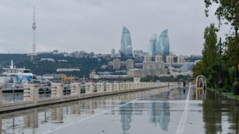 Bakıda yağışlı hava sabah da davam edəcək