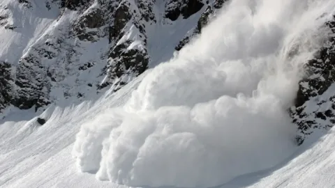 Himalayda qar uçqununda 15 nəfər öldü