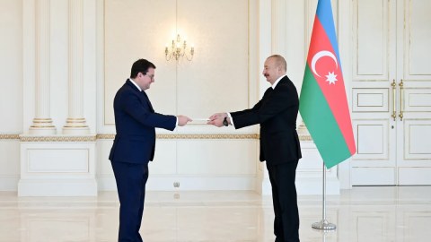 Yeni səfir İlham Əliyevə etimadnaməsini azərbaycanca təqdim etdi