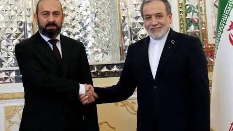Ermənistan və İranın xarici işlər nazirləri geniş tərkibdə danışıqlar aparır