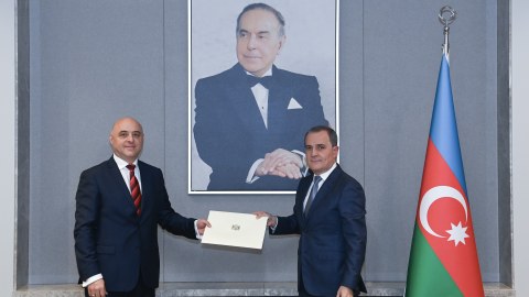 Zakaraşvili etimadnaməsinin surətini Bayramova təqdim etdi