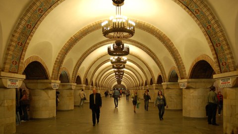 Работа метро в Киеве приостановлена
