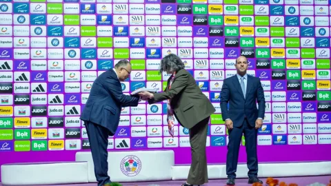 Dünya çempionatının bayrağı Qazaxıstana təhvil verilib 