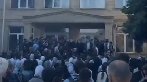 Məktəb siyasi ambisiyaların həyata keçirildiyi yer deyil