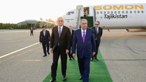 Emoməli Rəhmon Azərbaycana səfərə gəlib