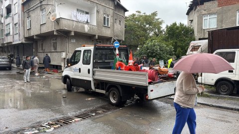 İstanbulda leysan: küçələr və yollar su altında qaldı, ölən var - YENİLƏNİB