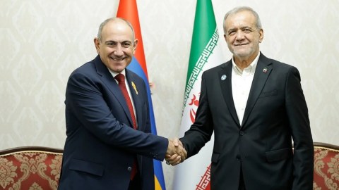 Paşinyan Pezeşkianla ikitərəfli münasibətləri müzakirə edib