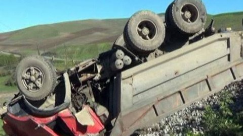 Bakı-Quba yolunda yük maşını aşıb, ölən var