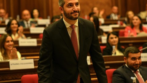 Ermənistanın yeni spikeri Paşinyanın yanına köçdü