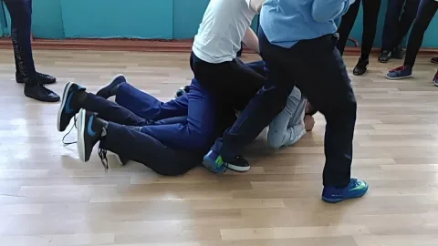 Məktəbdə şagirdlər arasında dava düşdü, biri xəstəxanalıq oldu