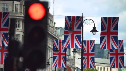 Britaniyanın dövlət borcu 3 trilyonu keçdi