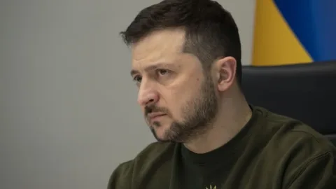 Zelenski müsahibə zamanı AĞLADI