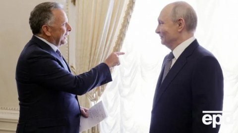 Uitkoffun Putinlə görüşdəki qeydləri kameralara düşüb