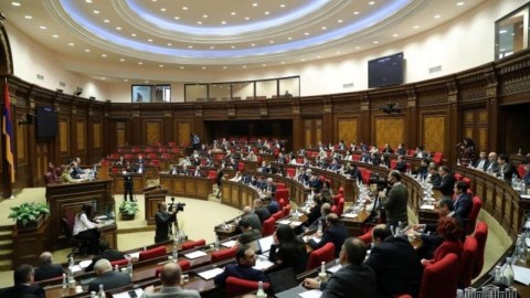 Ermənistan parlamentində müxalif deputatın mikrofonu söndürülüb