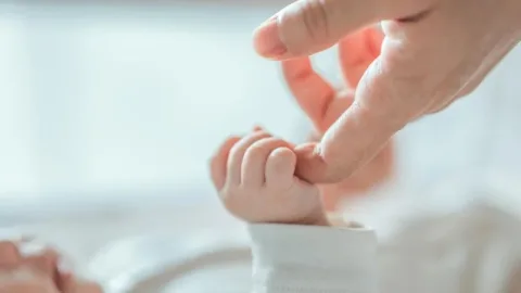 Azərbaycanda 11 mindən çox uşaq nikahdan kənar doğulub 