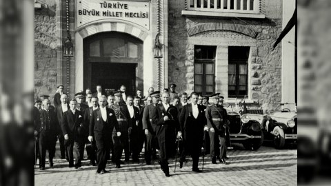 Cümhuriyyətin ilk illərində Türkiyəni idarə edən azərbaycanlılar