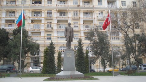 Deputatlar Atatürkün Bakıdakı abidəsini ziyarət edib