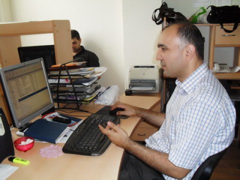 On altı mərtəbəli binanın on yeddinci mərtəbəsindəki  redaksiyadan reportaj...