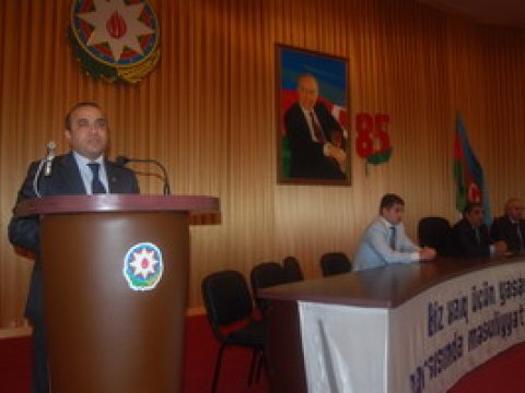 Azay Quliyev şəhid əsgərin ailəsi ilə görüşüb