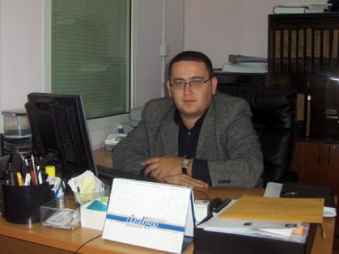 Deputat Asim Mollazadənin köməkçisi İlkin Həsənov: “Biz rəsmi maaşla kifayətlənməli oluruq”
