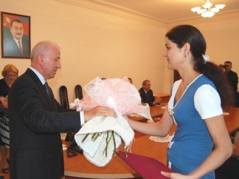 Prezident üç əkiz uşaq dünyaya gətirən anaya mənzil bağışlayıb