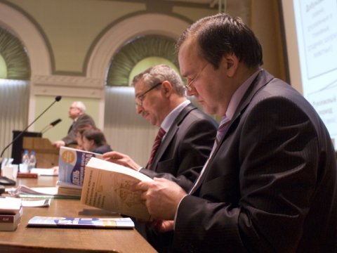 Ali məktəblərdə çalışan alimlər 435-760 manat maaş alırlar