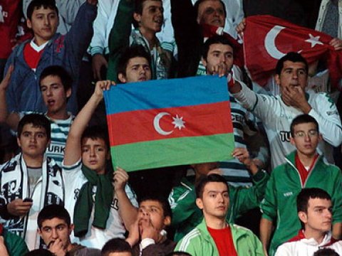Azərbaycanlı futbolçu ermənilərə qol vurdu, Azərbaycan bayrağı stadionda 