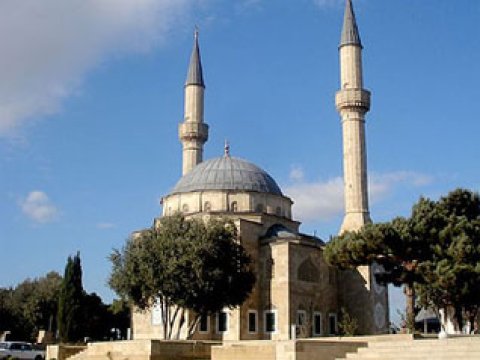 "Şəhidlər" məscidinin qarşısındakı bayraqlar hələ yerinə qaytarılmayıb